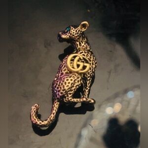 - Gorgeous Vintage Leopard with GG Gucci Logo Green eyes Pearl pin/bro…
